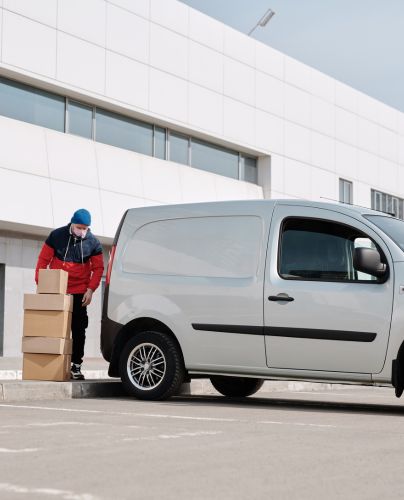 Imagem de um homem colocando caixa no caminhão