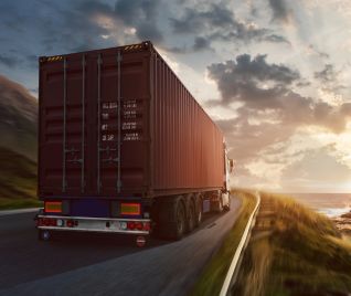 Imagem de um caminhão no horizonte